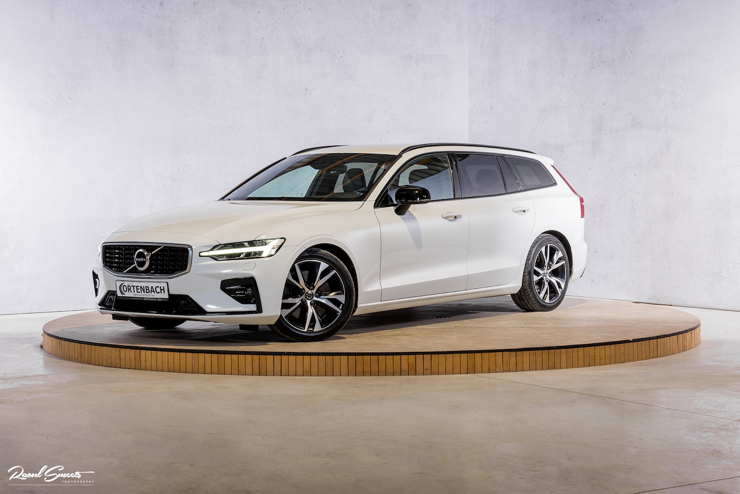 Volvo V60 - 2.0 T5 R-Design | Zwenkbare trekhaak | Memory | Cruise control | Apple carplay | - AutoWereld.nl