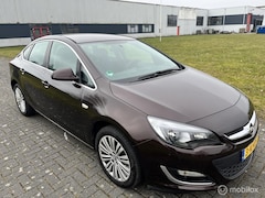 Opel Astra - 1.4 Turbo Design Edition / NAP / APK / Cruise / Airco / 6Bak / Trekhaak /