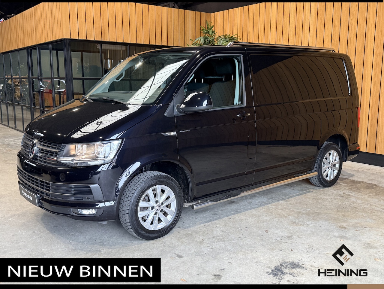 Volkswagen Transporter - 2.0 TDI L1H1 Highline Automaat 150 PK. Navi. Eerste eigenaar met NAP - AutoWereld.nl