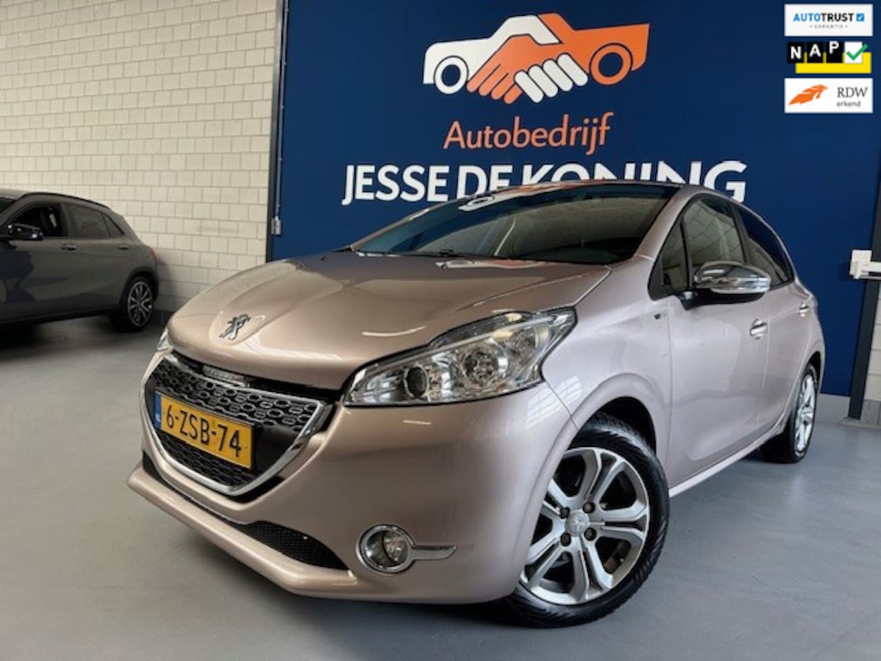 Peugeot 208 - 1.2 PureTech Style Pack Plus / bj.2015 / panoramadak / navigatie / climate /etc/ NAP met 1 - AutoWereld.nl