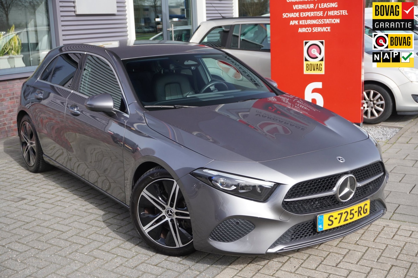 Mercedes-Benz A-klasse - 180 Luxury Line / Sfeerverlichting / Carplay / Camera / Digital dash / Leder - AutoWereld.nl