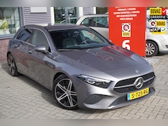 Mercedes-Benz A-klasse - 180 Luxury Line / Sfeerverlichting / Carplay / Camera / Digital dash / Leder