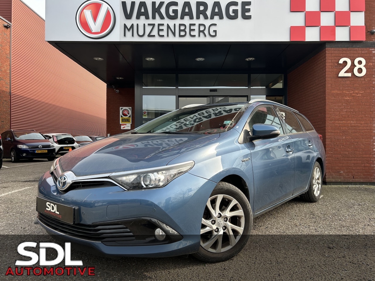 Toyota Auris Touring Sports - 1.8 Hybrid Dynamic // LED // NAVI // CAMERA // CLIMA // DAB // KEYLESS // TREKHAAK!! - AutoWereld.nl