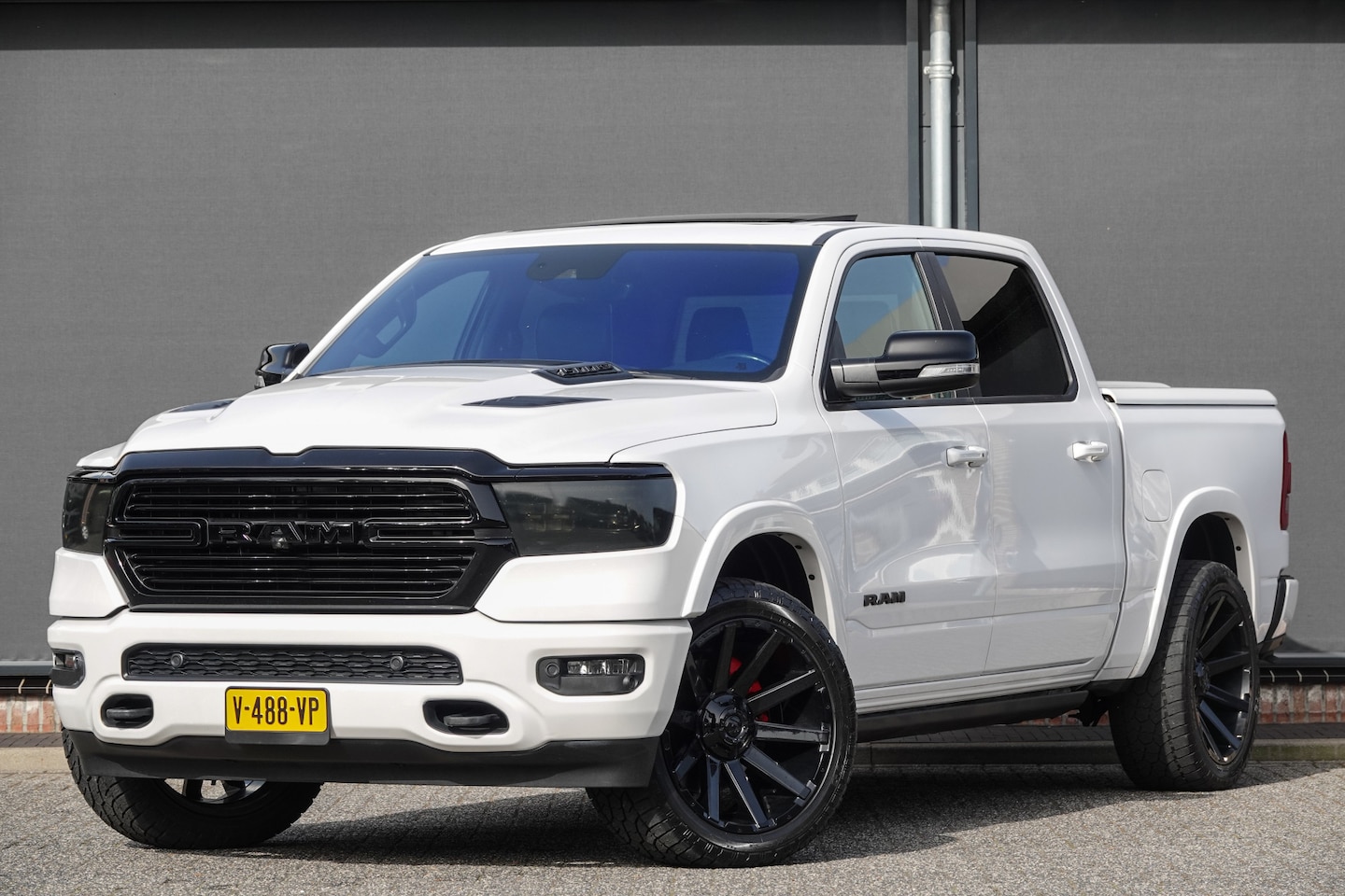 Dodge Ram 1500 - 5.7 V8 401Pk 4x4 Crew Cab | Laramie | 360° Camera | Panoramadak | Treeplanken | Trekhaak | - AutoWereld.nl