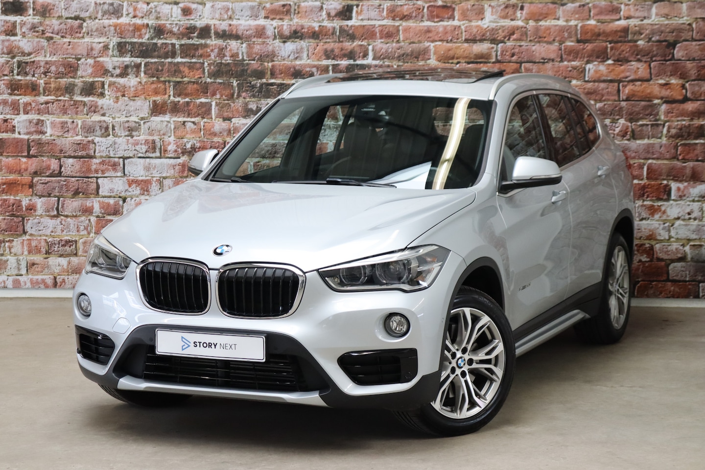BMW X1 - xDrive20i High Executive Sport Line Automaat / Panoramadak / Head-Up Display / Cruise Cont - AutoWereld.nl