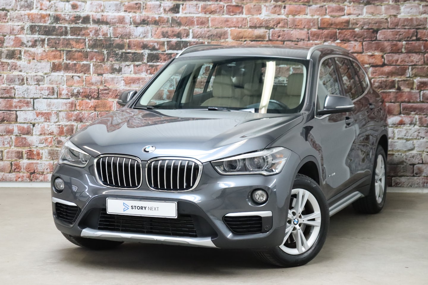BMW X1 - xDrive20i High Executive xLine Automaat / Head-Up Display / Navigatie Plus / Cruise Contro - AutoWereld.nl