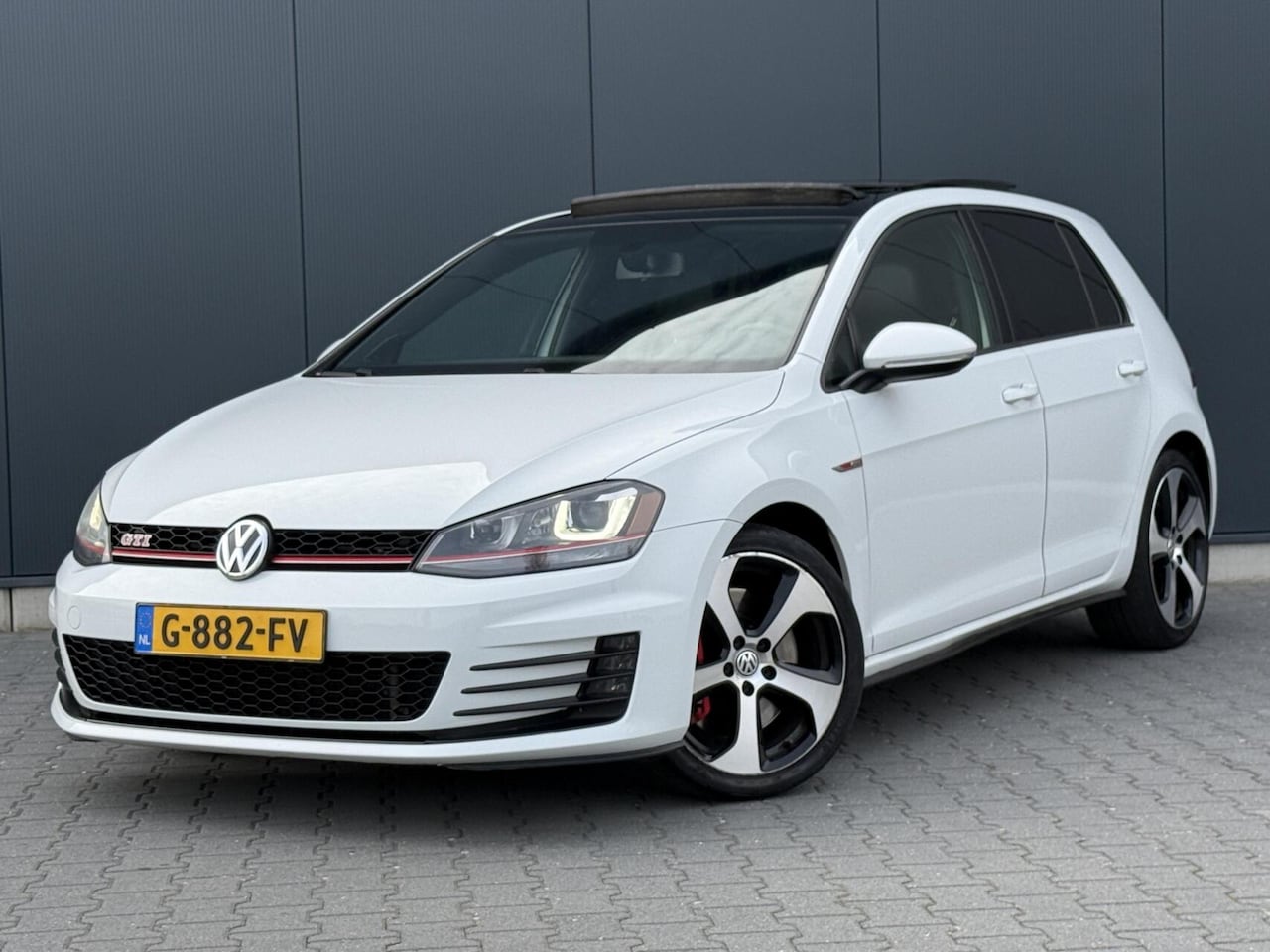 Volkswagen Golf - 2.0 TSI GTI Pano - DSG - Xenon - Leder - Fender Audio - AutoWereld.nl