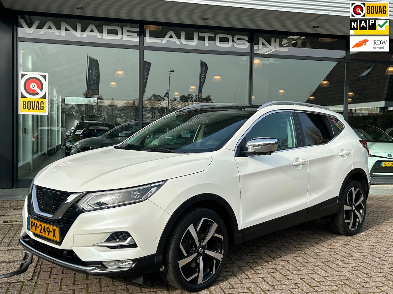 Nissan Qashqai - 1.2 Tekna Aut! Panorama 360 Camera Park.Sens Trekhaak NAP NL-Auto Dealeronderhouden! - AutoWereld.nl