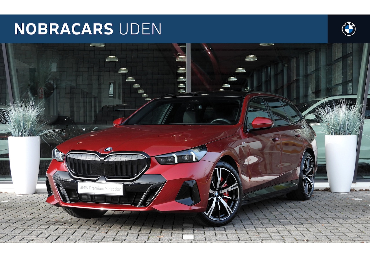 BMW 5-serie Touring - 550e xDrive M Sport Automaat / Trekhaak / Panoramadak / Comfort Access / Stoelventilatie / - AutoWereld.nl