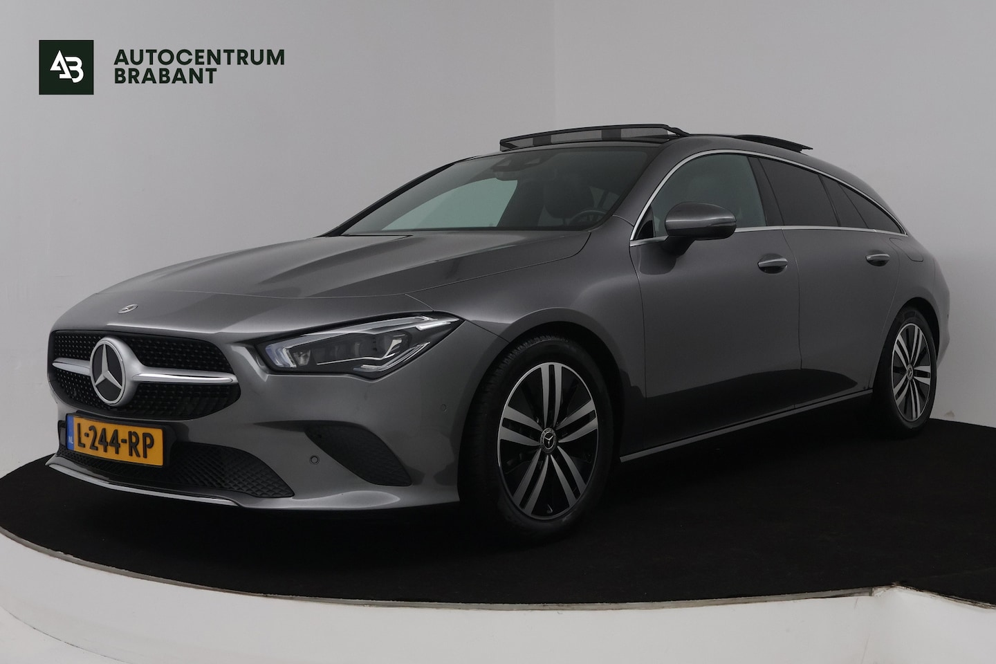 Mercedes-Benz CLA-klasse Shooting Brake - 200 Business Solution Luxury (PANORAMADAK, STOELVERWARMING, SFEERVERLICHTING, TREKHAAK) - AutoWereld.nl