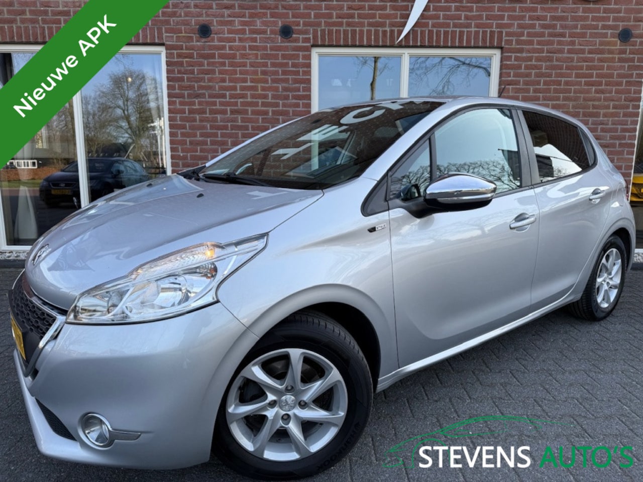 Peugeot 208 - 1.2 PureTech Style NIEUWE APK / NAVI / AIRCO / CRUISE / LMV - AutoWereld.nl