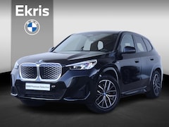 BMW iX1 - xDrive30 67 kWh / M-Sport Pakket / Achteruitrij Camera / PDC / Verwarmde Voorstoelen / 18'
