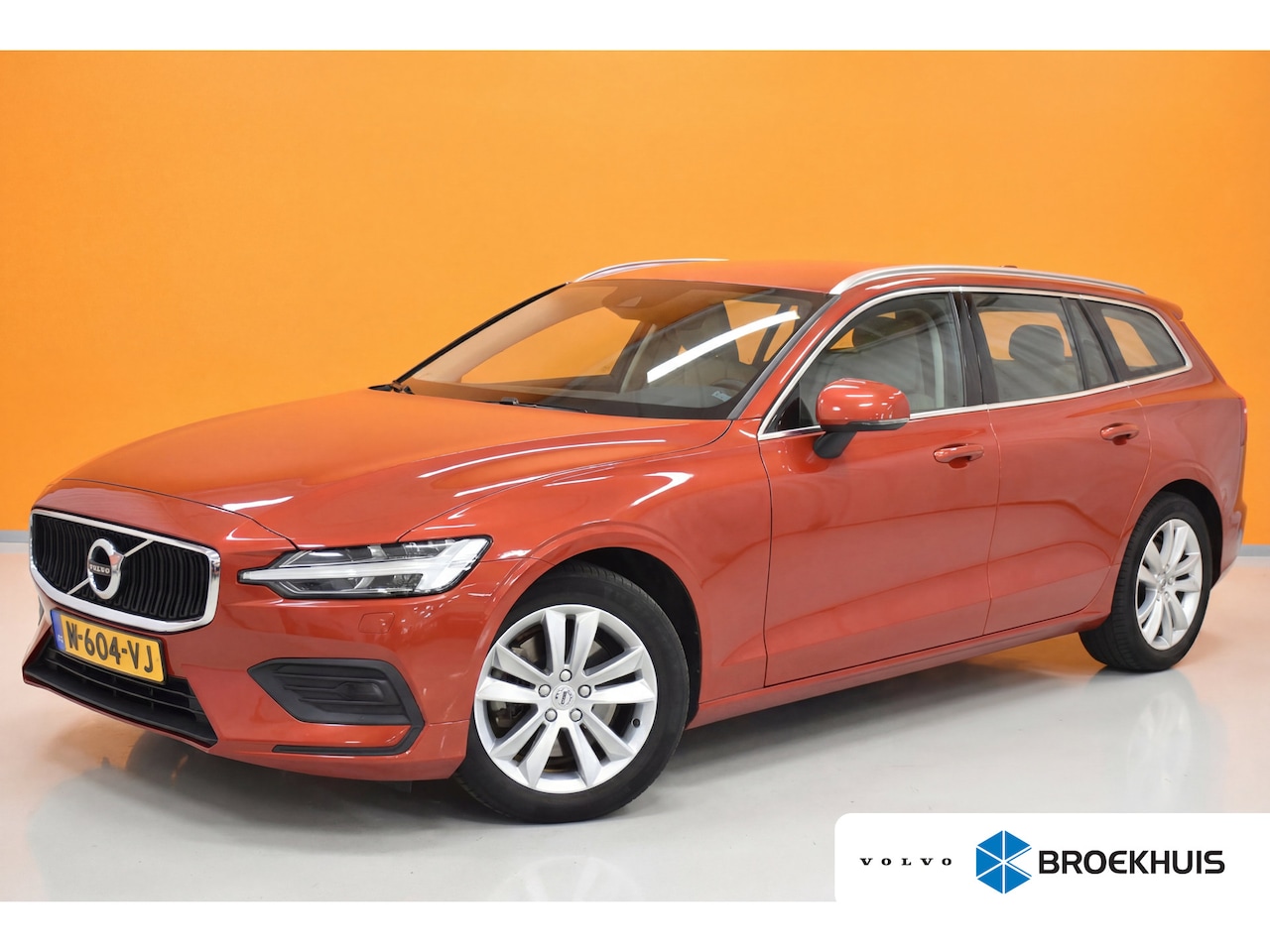 Volvo V60 - 2.0 B3 Core | Uniek! | Leder | Adap. Cruise | LageKM!! - AutoWereld.nl