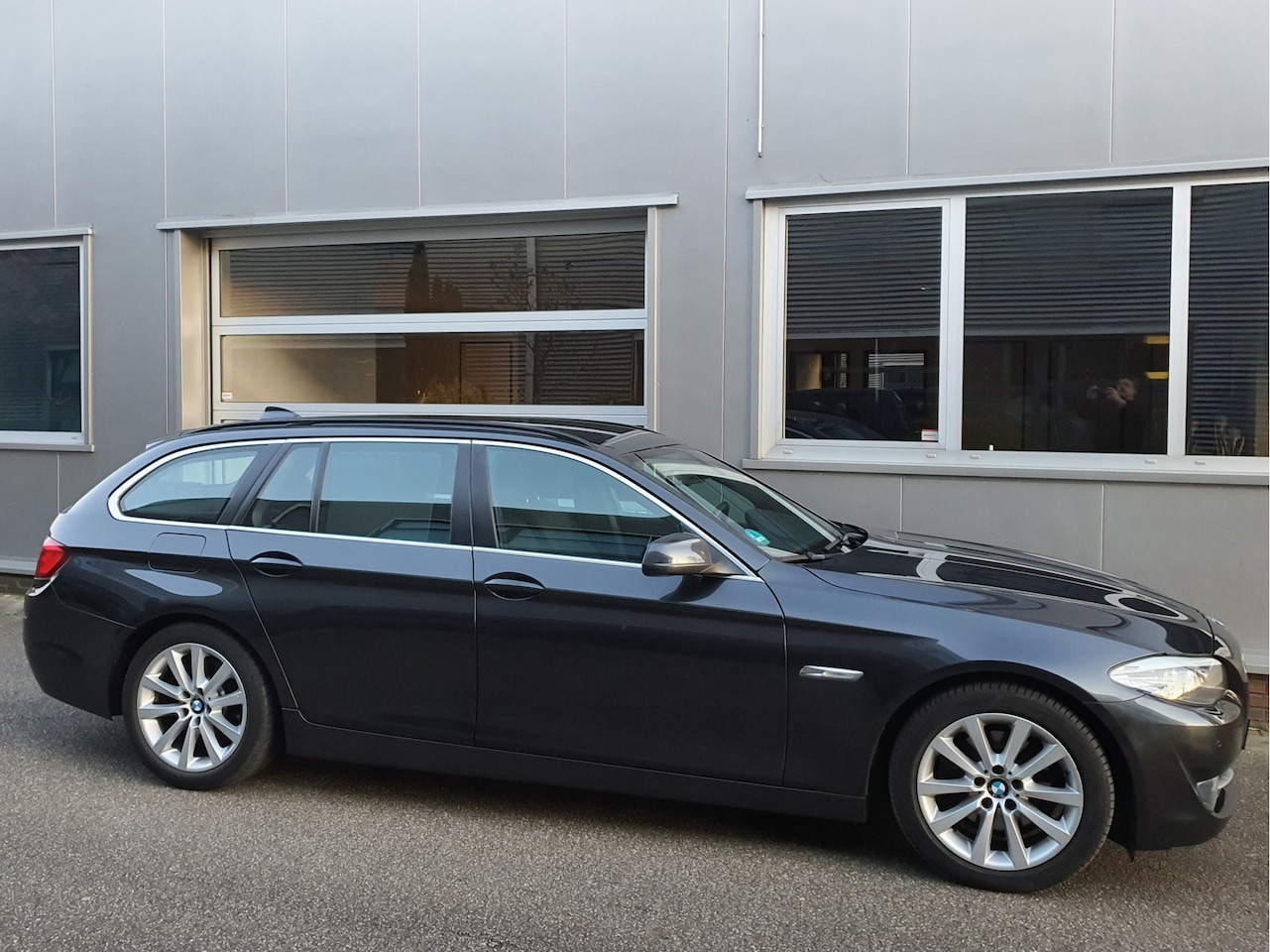 BMW 5-serie Touring - 523i 3.0 Aut8 Navi Trekhaak 18"Vlg Ecc BlueTooth - AutoWereld.nl