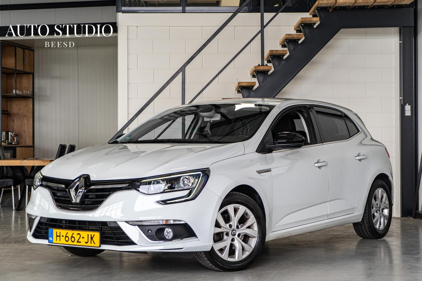 Renault Mégane - 1.3 TCe Limited | Carplay | Led | Trekhaak | Keyless - AutoWereld.nl