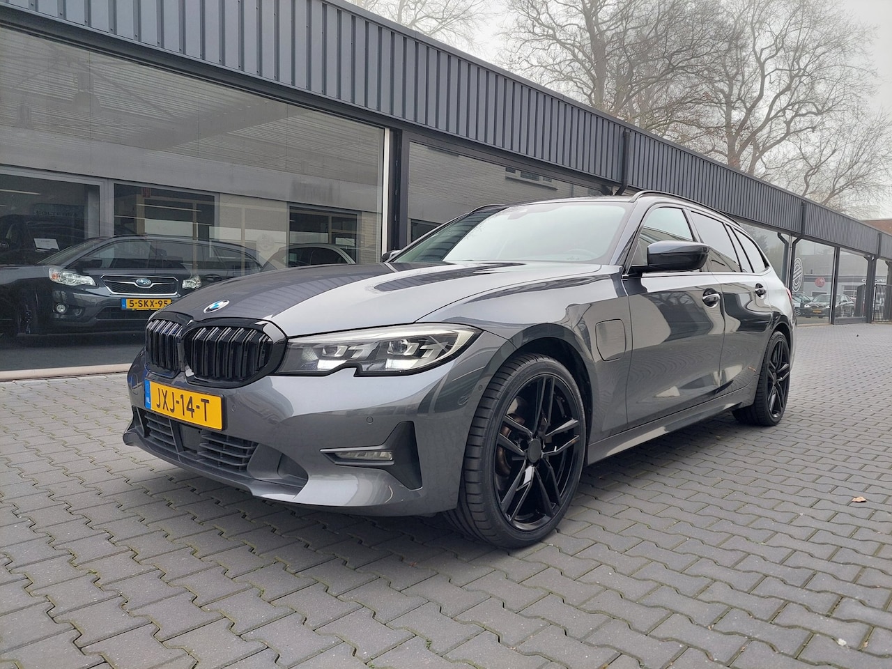 BMW 3-serie Touring - 330e Sportstoelen Navi Clima Cruise PDC Leer Active cruise controle Regensensor 17 inch - AutoWereld.nl
