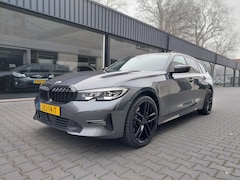 BMW 3-serie Touring - 330e Sportstoelen Navi Clima Cruise PDC Leer Active cruise controle Regensensor 17 inch