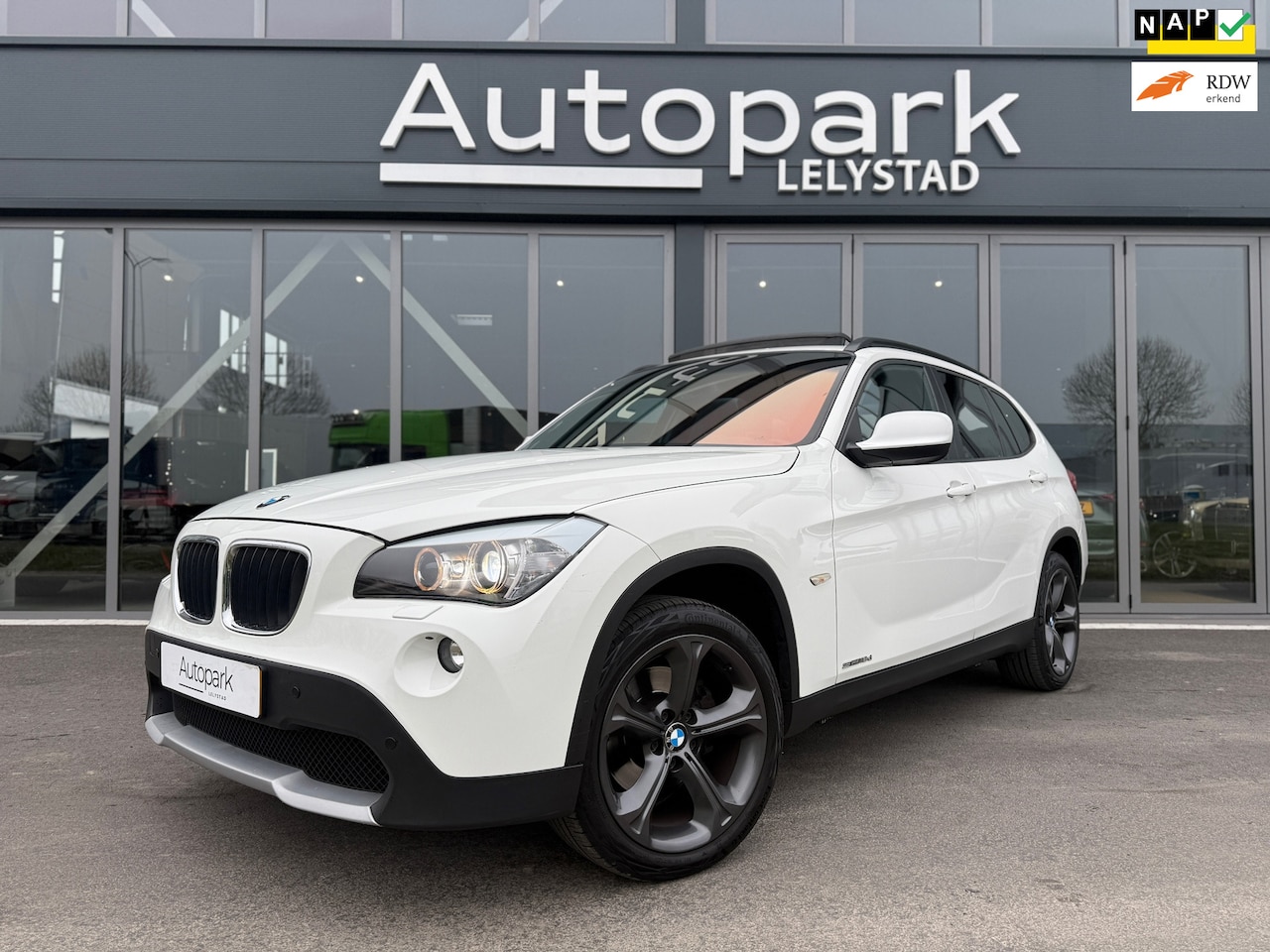 BMW X1 - SDrive18d Executive PANO Xenon Trekhaak Sportstoelen - AutoWereld.nl