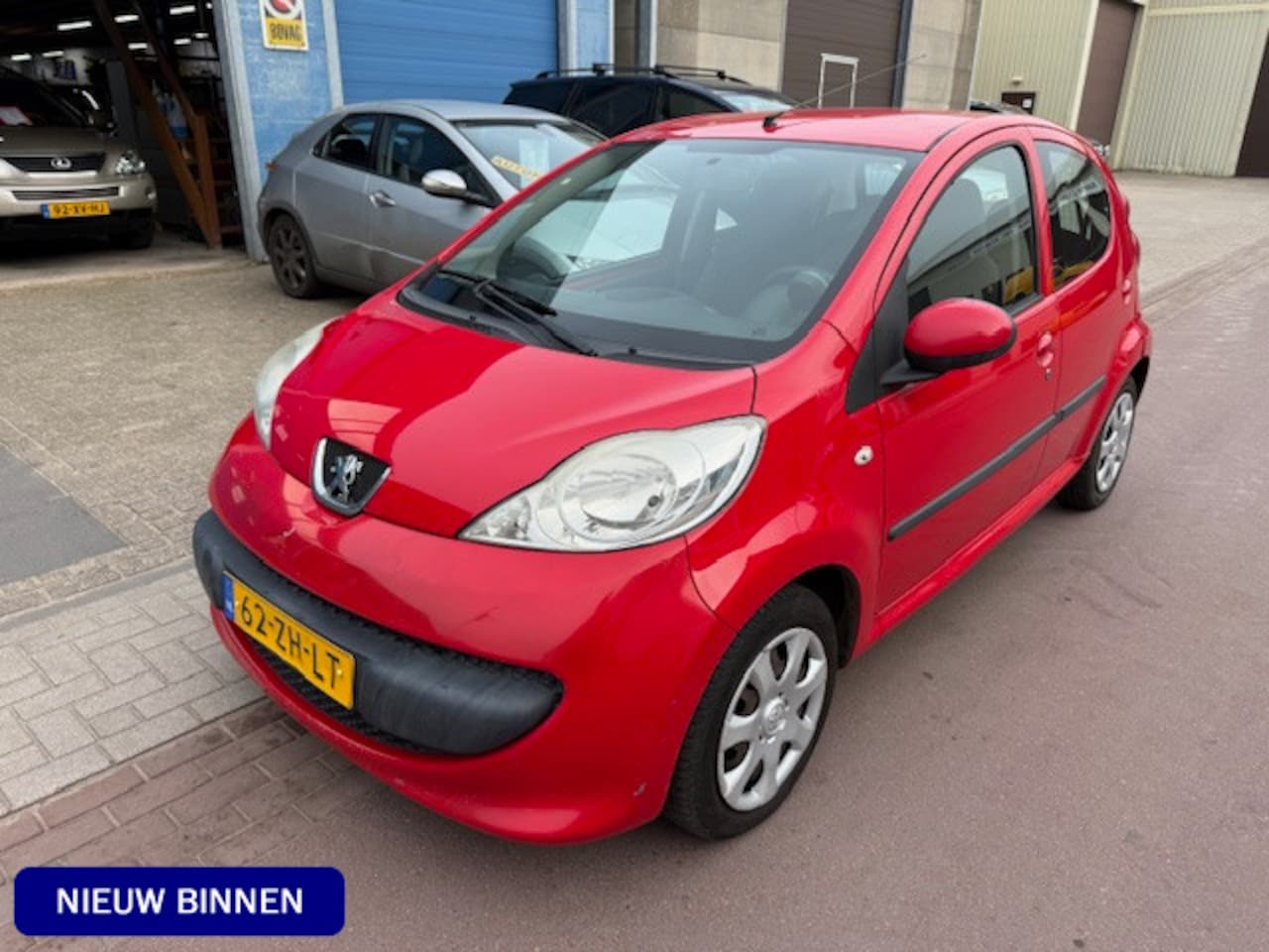 Peugeot 107 - 1.0-12V XS 5-deurs met nwe APK 3-2027 Airco Leuke auto met NAP en veel losse rekeningen. - AutoWereld.nl