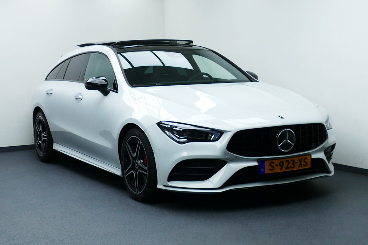 Mercedes-Benz CLA-klasse Shooting Brake - 200 AMG Line. Panodak, Matrix led koplampen, StoelVerw, 18"LMV, Camera, - AutoWereld.nl