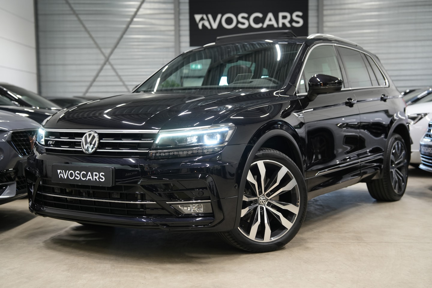Volkswagen Tiguan - 2.0 TSI 4Motion 220PK R-Line * Pano - Trekhaak - Leder - 360° Cam - HUD - Keyless - Blind - AutoWereld.nl
