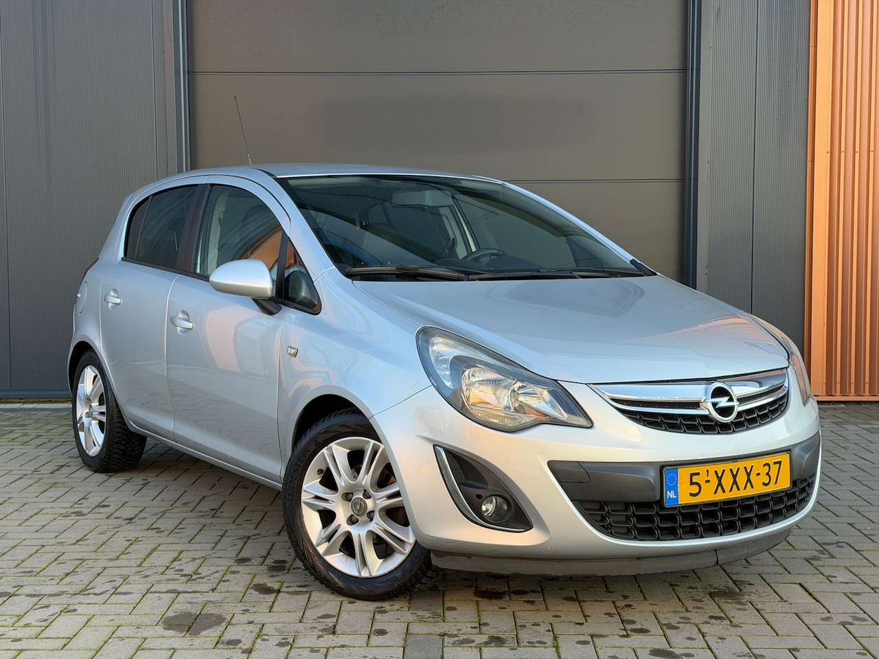 Opel Corsa - 1.4-16V BlitZ navi, airco, cruise, parkeersensoren, nette staat - AutoWereld.nl