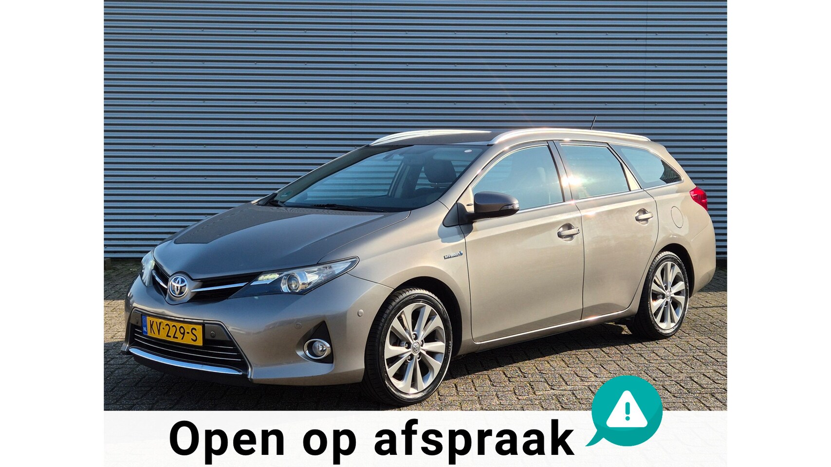 Toyota Auris Touring Sports - 1.8 Hybrid Executive Leder Stoelverwarming Camera - AutoWereld.nl