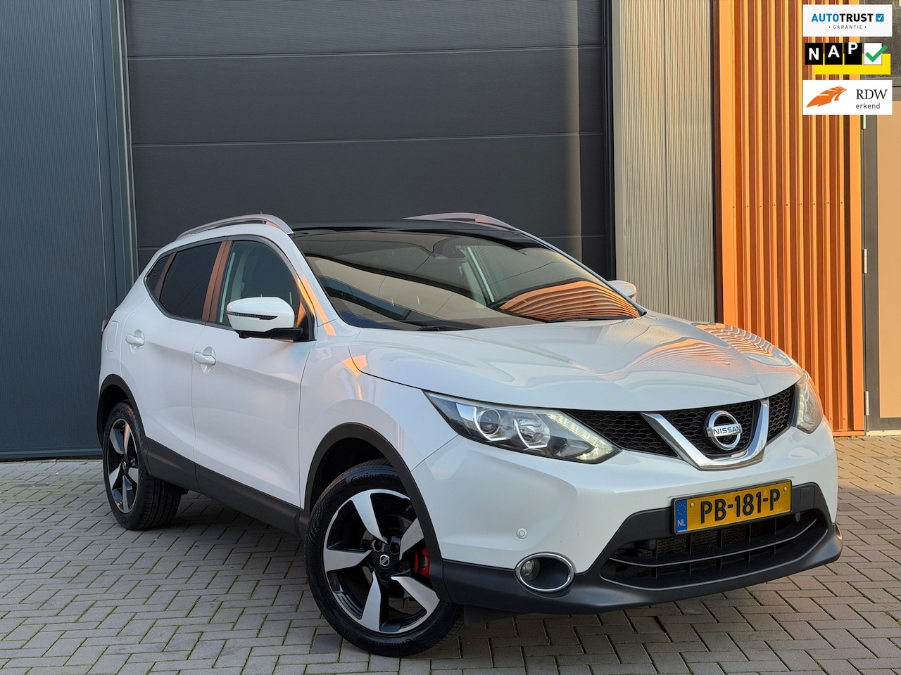Nissan Qashqai - 1.2 N-Connecta | pano, stoelverwarming, trekhaak - AutoWereld.nl
