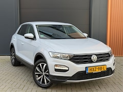 Volkswagen T-Roc - 1.0 TSI Style | stoelverwarming, Apple CarPlay, trekhaak, climate control, parkeersensoren