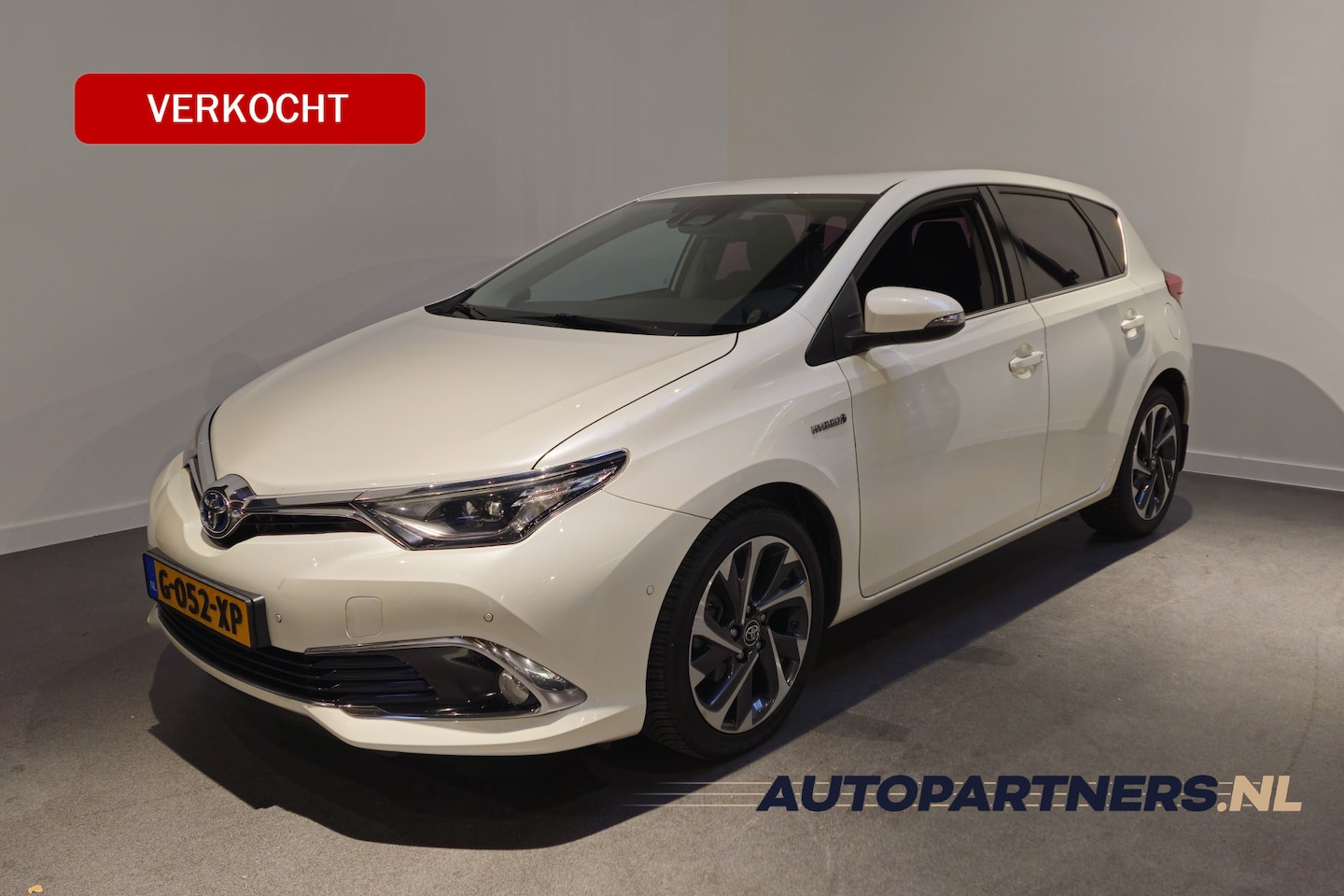 Toyota Auris - 1.8 Hybrid Trend - Parelmoerlak - Cruise - Camera - Sensoren voor/achter - 17" - AutoWereld.nl