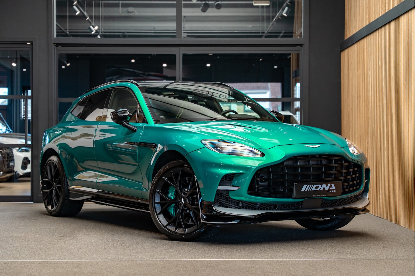 Aston Martin DBX - 707 AMR Facelift Carbon Podium Green 4.0 V8 707 - AutoWereld.nl