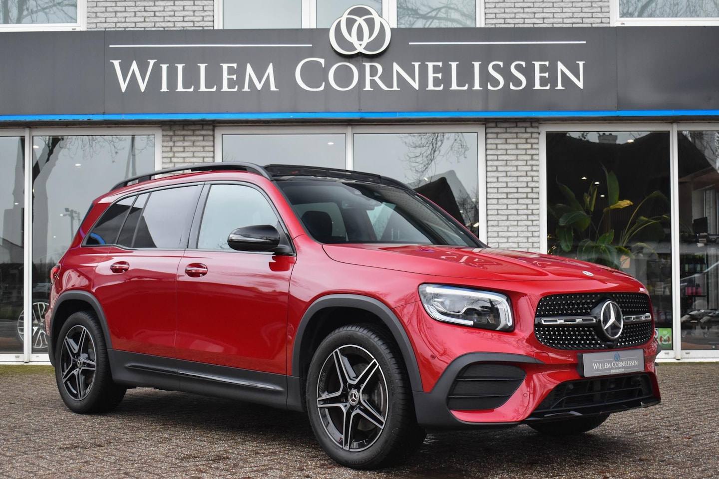 Mercedes-Benz GLB - 200 AMG-Line Trekhaak Pano Sfeer Elektr. Stoelen - AutoWereld.nl