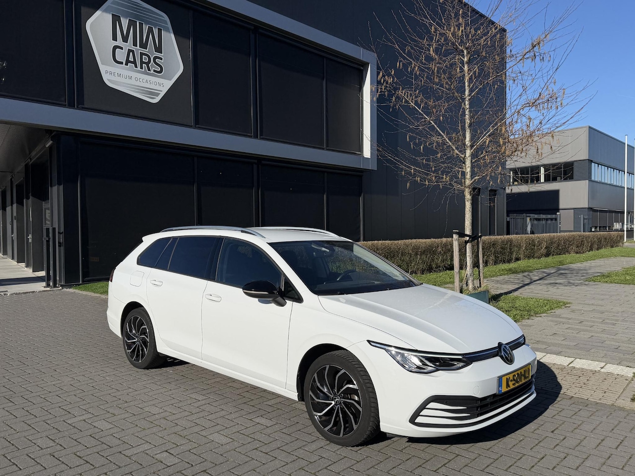Volkswagen Golf Variant - 1.0 eTSI Life Memory seat, LED, Carplay - AutoWereld.nl