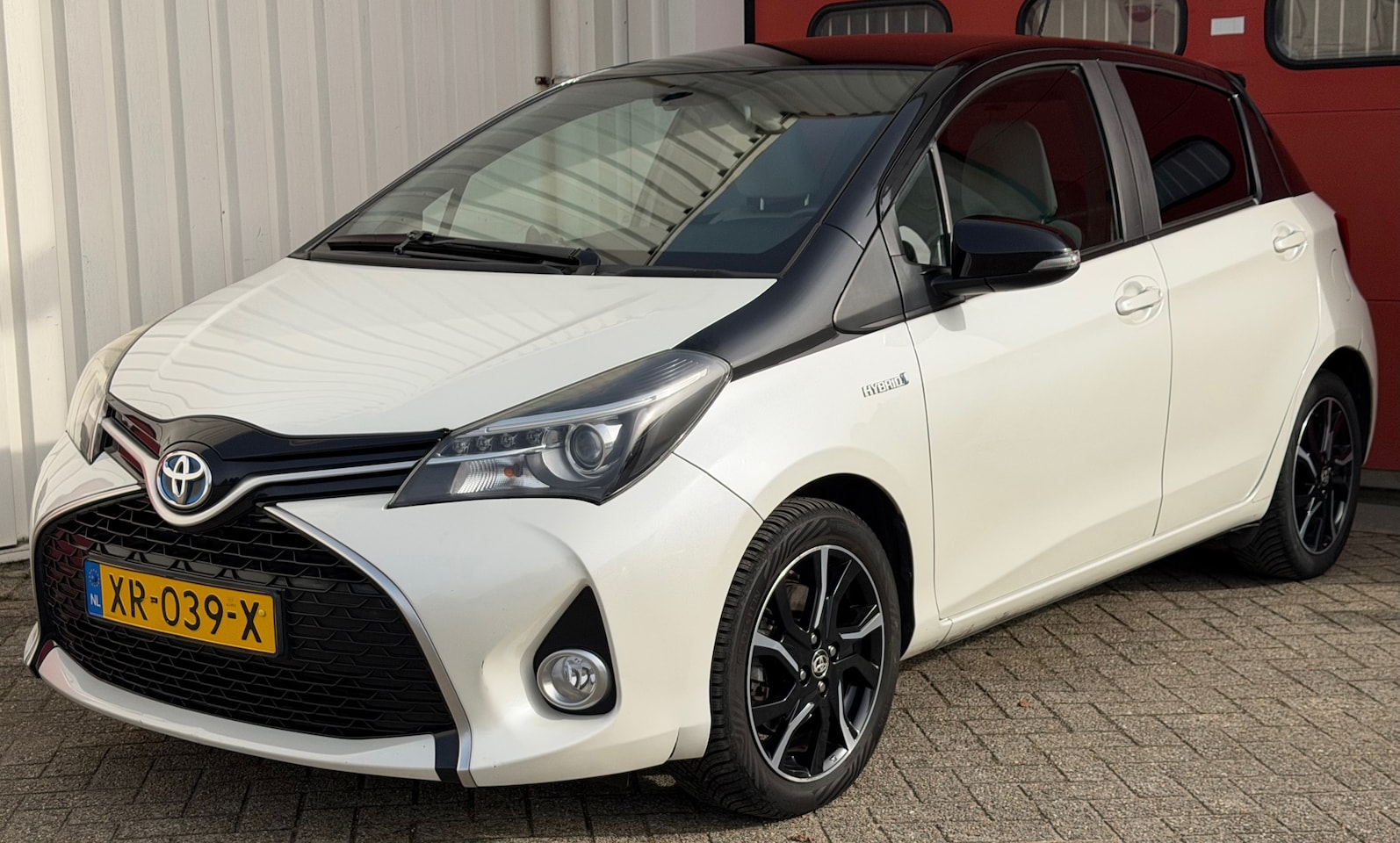 Toyota Yaris - 1.5 Hybrid Dynamic Bi-Tone Automaat Wit Navi - AutoWereld.nl