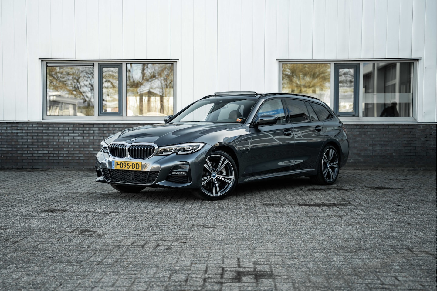 BMW 3-serie Touring - 320e Business Edition Plus | M sport | Pano | HUD | Leder - AutoWereld.nl