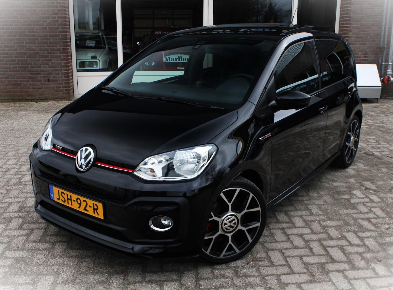 Volkswagen Up! - 1.0 TSI GTI Achteruitrijcamera, Stoelverwarming, Parkeersens. A, Panoramadak, Beats Audio, - AutoWereld.nl