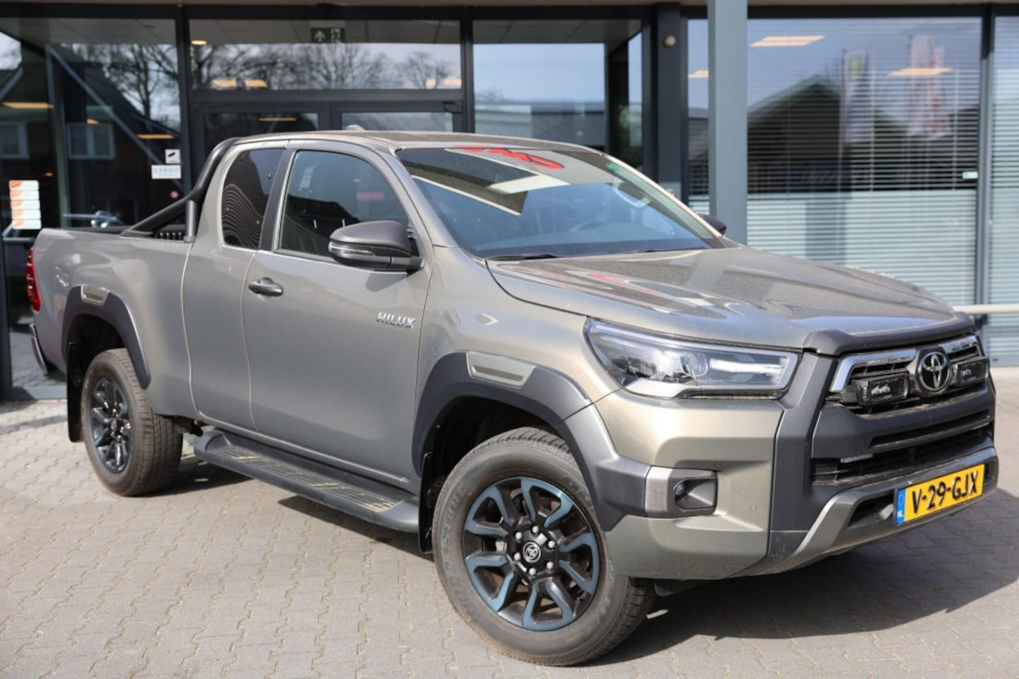 Toyota HiLux - 2.8 D-4D X-TRA CAB INVINCIBLE A/T 4WD VAN ( INCL. DIV. ASS. ) - AutoWereld.nl