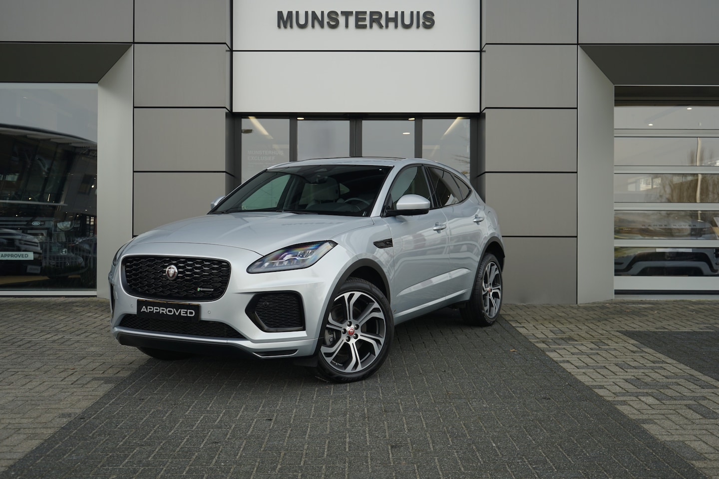 Jaguar E-Pace - 1.5 P300e AWD R-Dynamic S Occasion Lease vanaf € 1.009,00 p/m | Voorstoelen verwarmd | Pan - AutoWereld.nl
