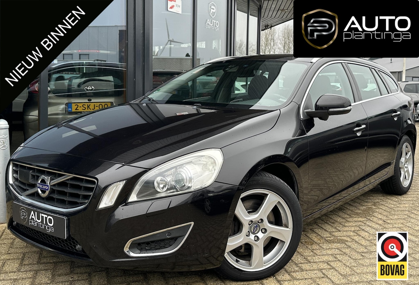 Volvo V60 - 2.4 D5 Summum 205PK | BOMVOL | Zeer Nette Staat | AUTOMAAT | BLIS | Achteruitrijcamera | N - AutoWereld.nl