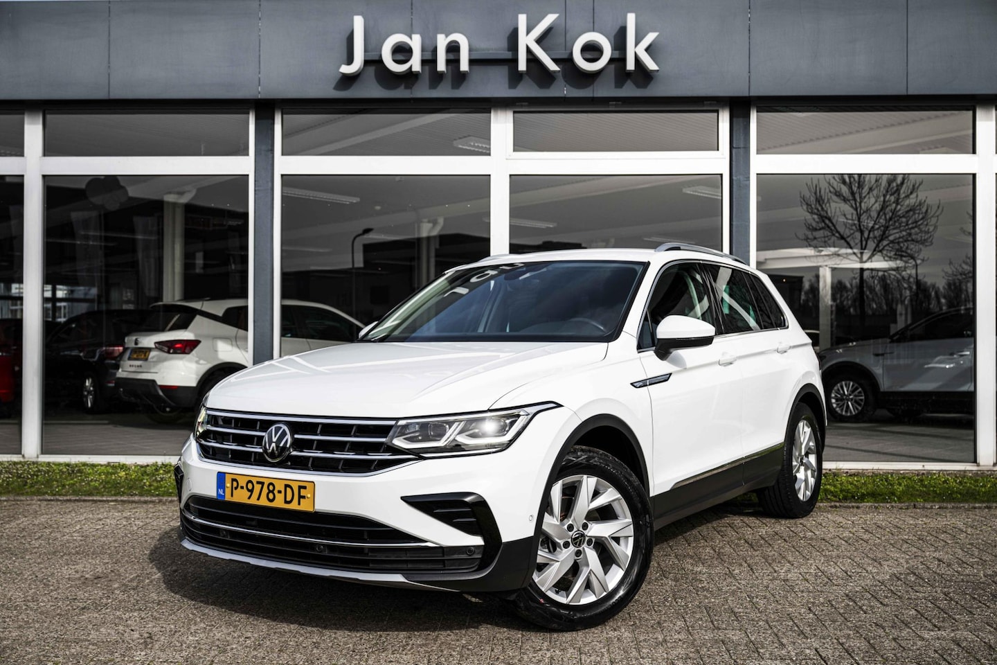 Volkswagen Tiguan - 1.5 TSi 150pk DSG-7 Elegance | IQ Light | Stoelverwarming | Virtual Cockpit - AutoWereld.nl