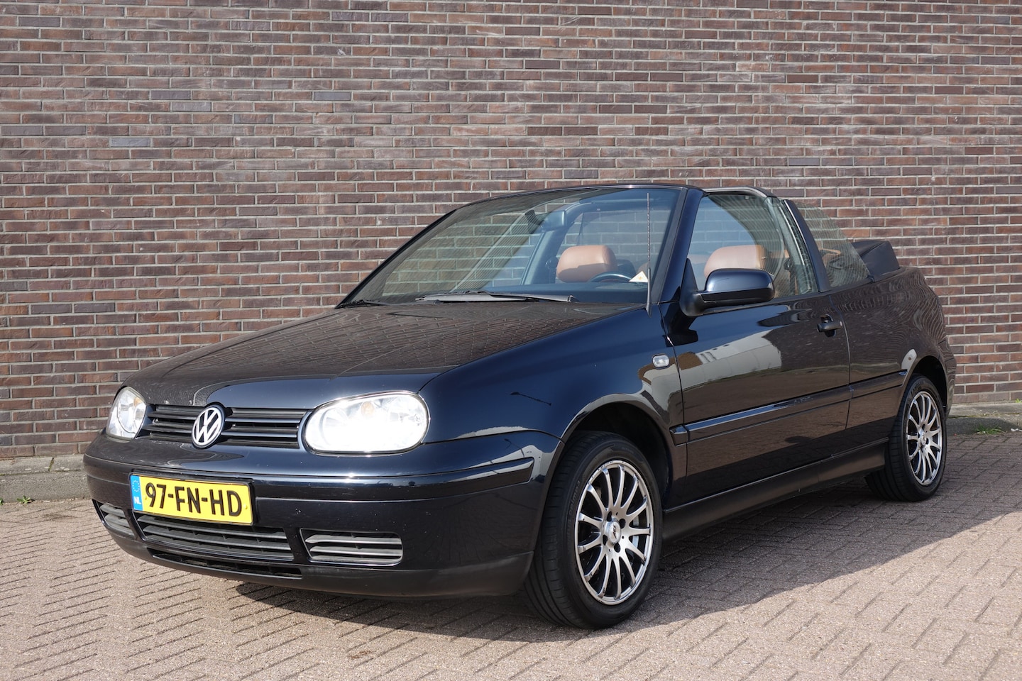Volkswagen Golf Cabriolet - 1.8 Highline 1.8 Highline, blauwe stoffen elektrisch bediende kap, leder interieur - AutoWereld.nl