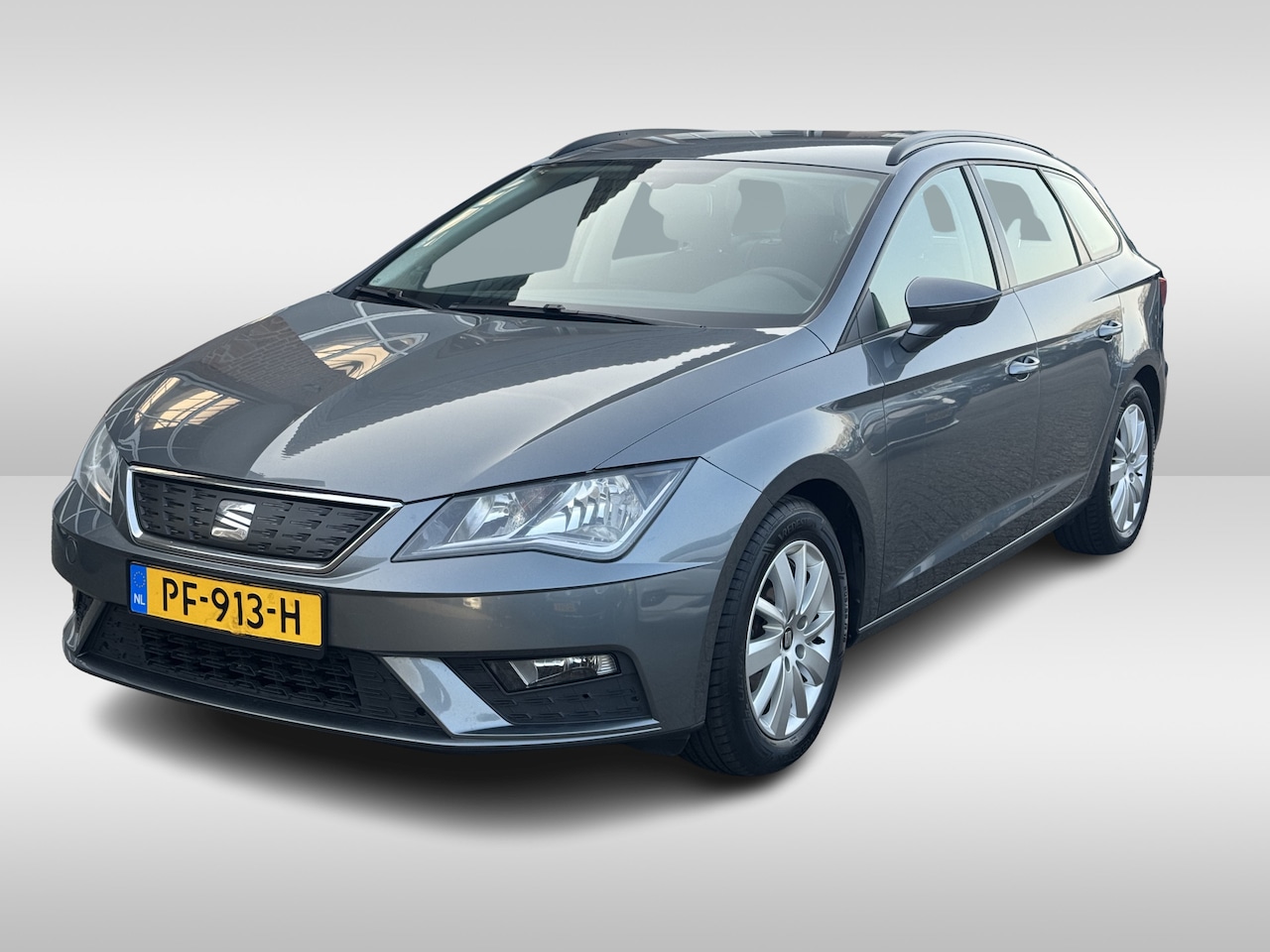 SEAT Leon ST - 1.0 EcoTSI Reference / Trekhaak / Parkeerhulp achter / 16'' / Bluetooth / Stoelverwarming - AutoWereld.nl