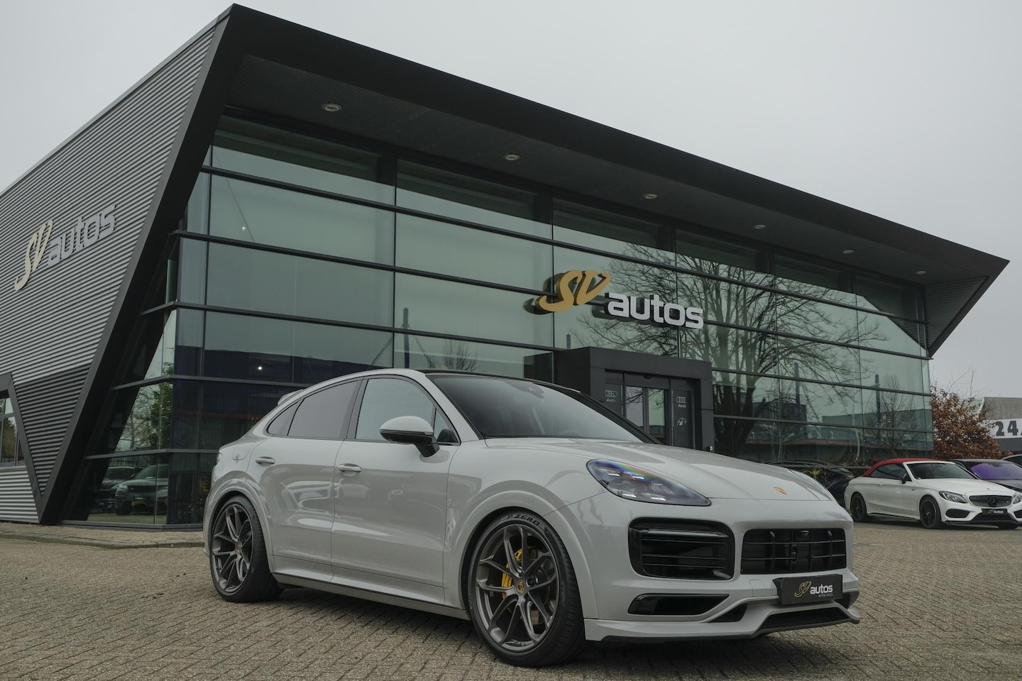 Porsche Cayenne Coupé - 3.0 E-Hybrid 462PK Krijtgrijs SportDesign Luchtvering Lightweight Package Carbon Dak 4-wie - AutoWereld.nl