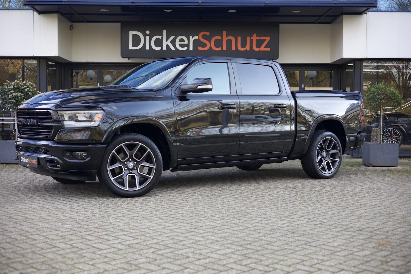 Dodge Ram 1500 - 5.7 V8 4x4 Crew Cab Laramie Luchtvering | Pano | SideSteps | LPG - AutoWereld.nl