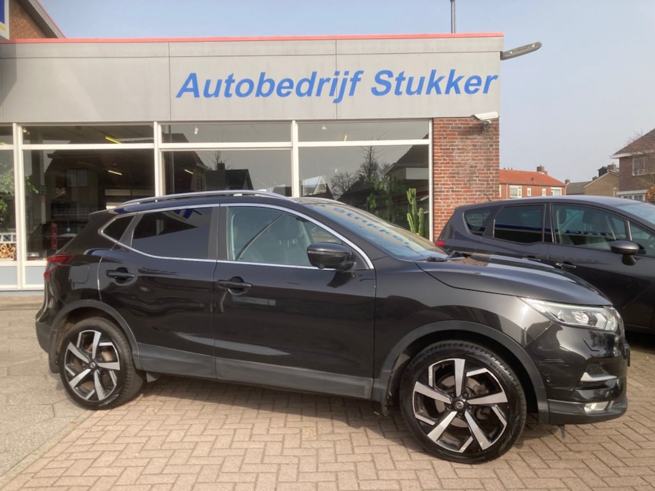 Nissan Qashqai - 1.3 Dig-T Bussines Edition Leer, Pano Navi 360 Trekhaak All season - AutoWereld.nl