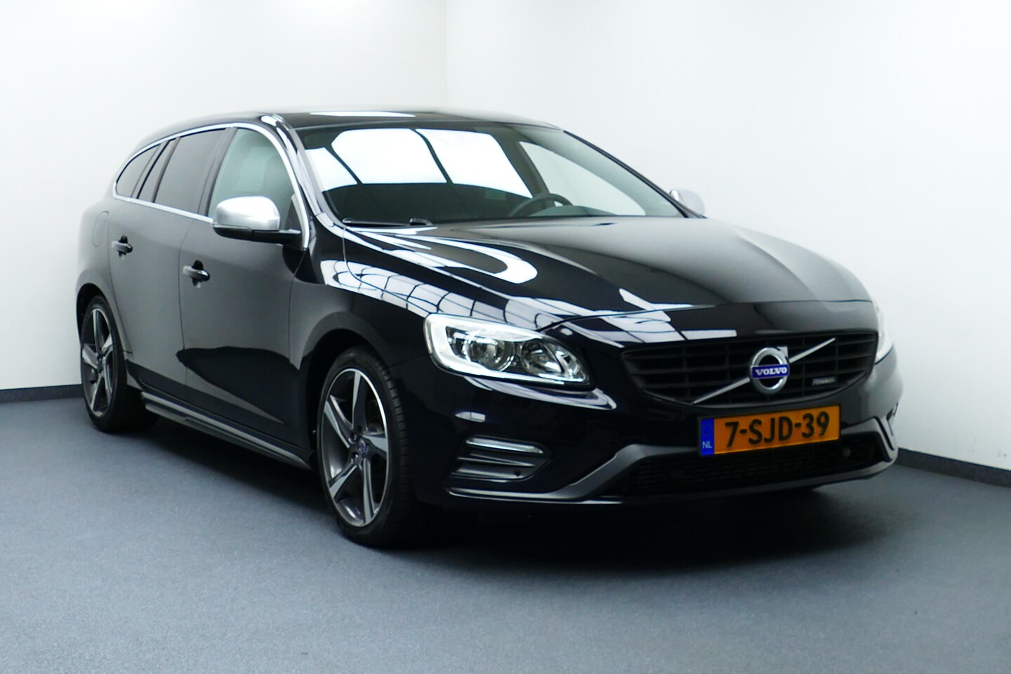 Volvo V60 - 1.6 T3 R-Design. Half Leer, StoelVerw, Navi, 18"LMV, PDC V+A, Haak 1600kg - AutoWereld.nl