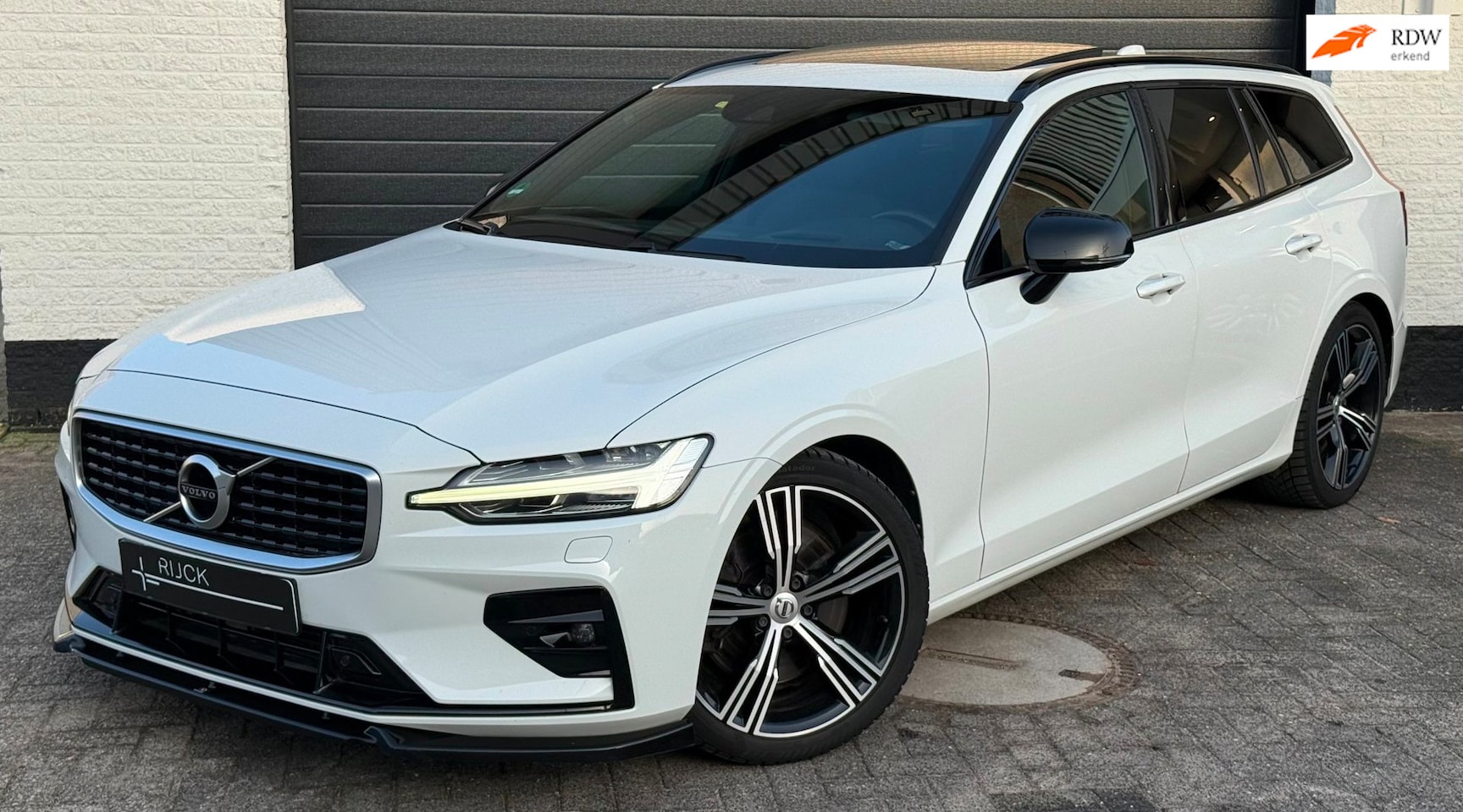 Volvo V60 - 2.0 T6 AWD R-Design| Pano | Head-Up | H&K | 310 PK| 19” - AutoWereld.nl
