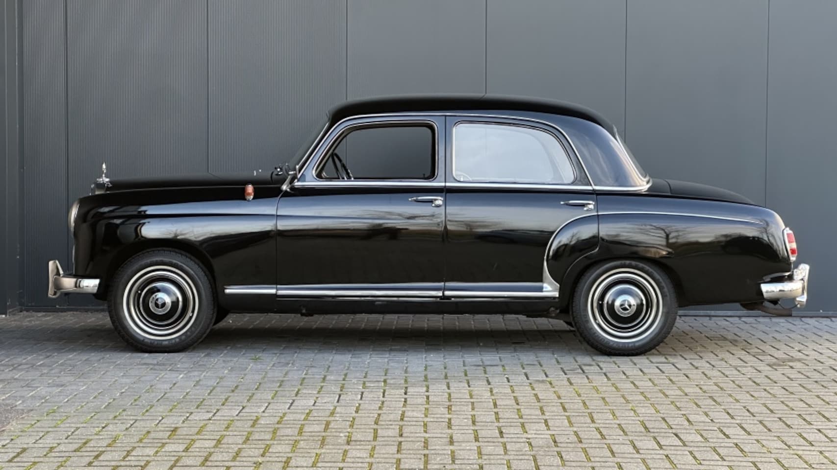 MERCEDES-BENZ 180 D