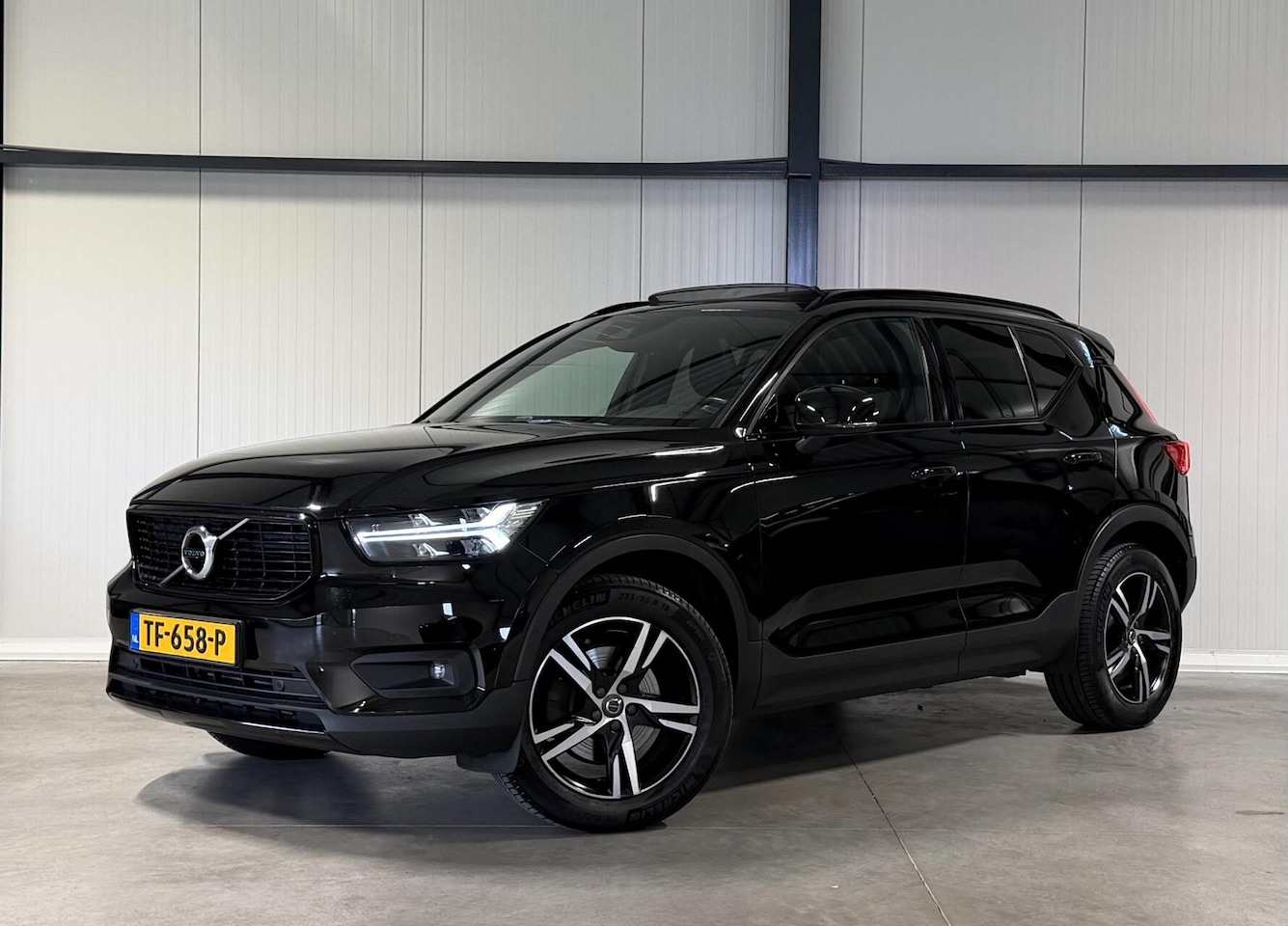Volvo XC40 - 2.0 T4 191PK R-Design Pano Trekhaak Camera Leer - AutoWereld.nl
