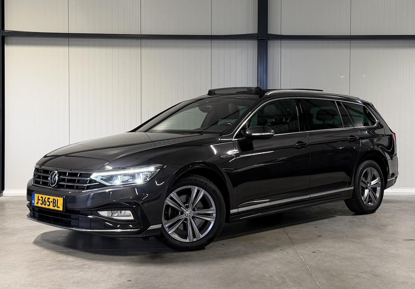 Volkswagen Passat Variant - Volkswagen Passat 1.6 TDI R-line Pano Virtual Trekhaak NAP - AutoWereld.nl
